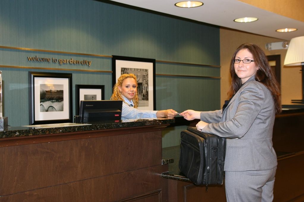 Hampton Inn By Hilton Garden City Long Island Interior photo