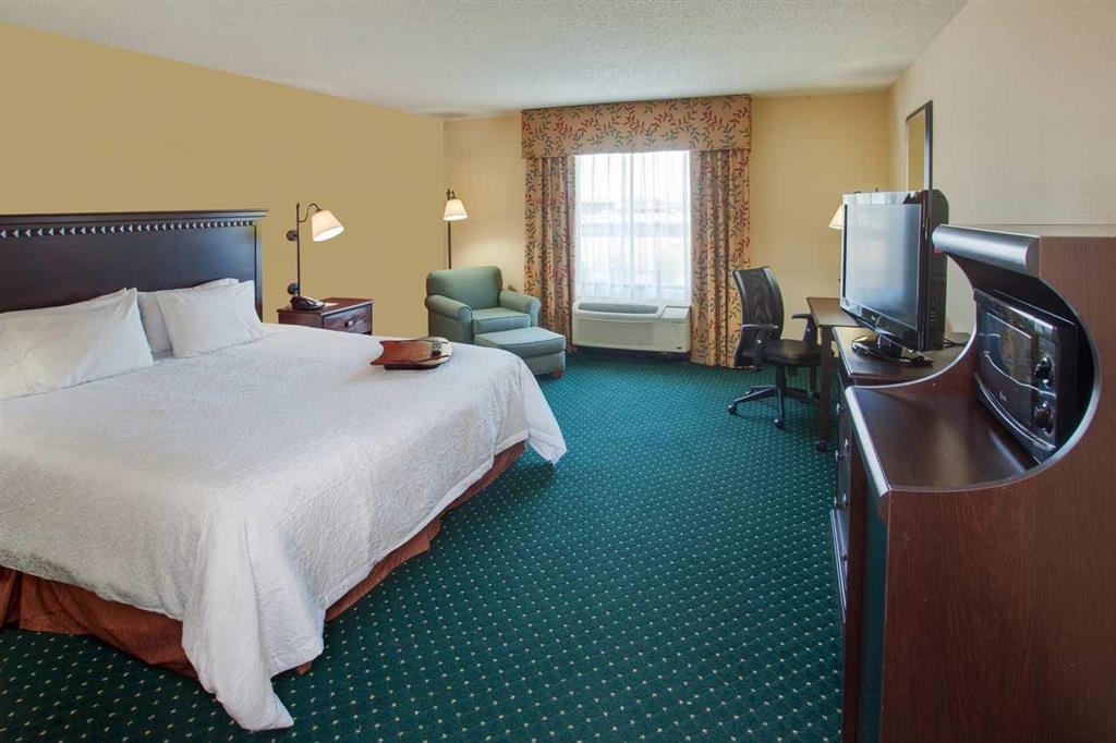 Hampton Inn By Hilton Garden City Long Island Room photo